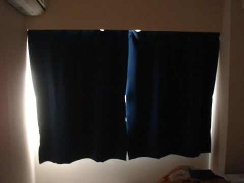 遮光１級カーテンで閉めた窓です。